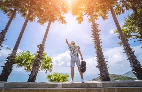 Ung Resenär Man Sommaren Semester Med Vackra Palmer Och Havslandskap — Stockfoto