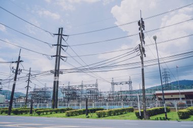 Yüksek voltajlı elektrik santrali akım alt istasyonu.