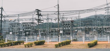 Yüksek voltajlı elektrik santrali akım alt istasyonu.