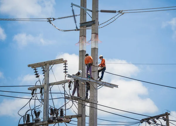 Electricians Repairing High Voltage Wires Electric Power Pole — Fotografia de Stock