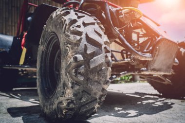 Satır kirli ATVs dörtlü bisiklet görüntüsü.