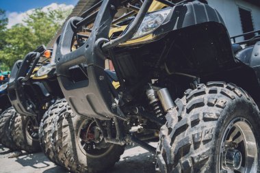 Satır kirli ATVs dörtlü bisiklet görüntüsü.