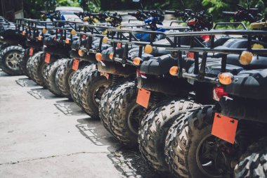 Satır kirli ATVs dörtlü bisiklet görüntüsü.