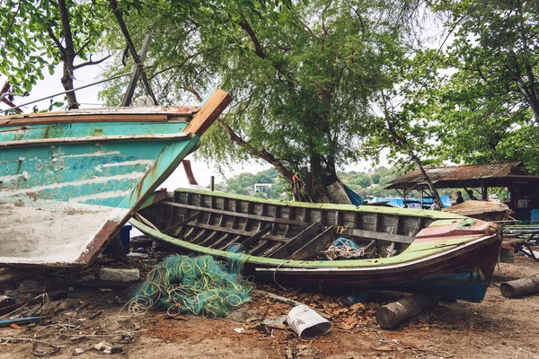 Kumsalda eski bir tahtadan tekne.