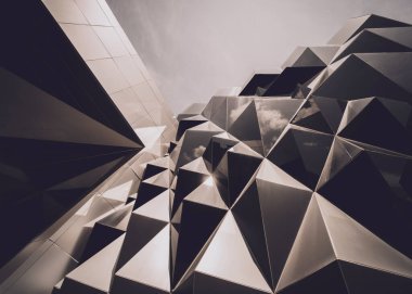 Üçgen ve bina hücreleriyle soyut geometrik arkaplan.