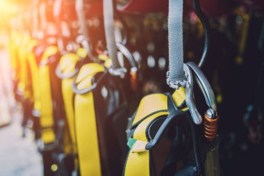 Güvenlik halatları, karabinalar ve miğferler..