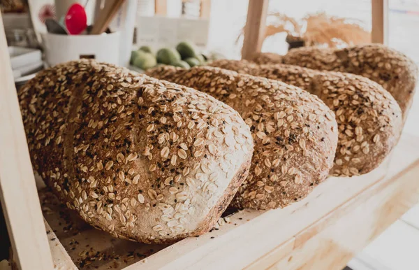 Färskt Hembakat Bröd Fullkornsmjöl Med Havregryn Flingor — Stockfoto