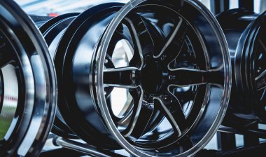 Bir dükkanda sıra sıra metal araba diskleri.