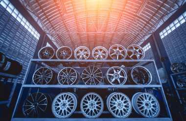 Bir dükkanda sıra sıra metal araba diskleri.