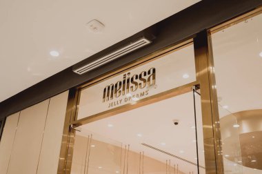 PHUKET, THAILAND - 29 Mayıs 2022: Alışveriş merkezinin vitrininde Melissa marka perakende satış mağazası logosu.