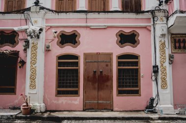 Renkli eski ev cepheleri ve süslü metal balkonlar..