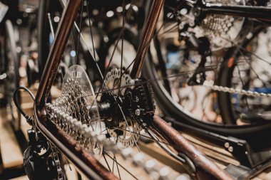 Yeni vites ve dağ bisikleti zincirlerinin fotoğrafı..