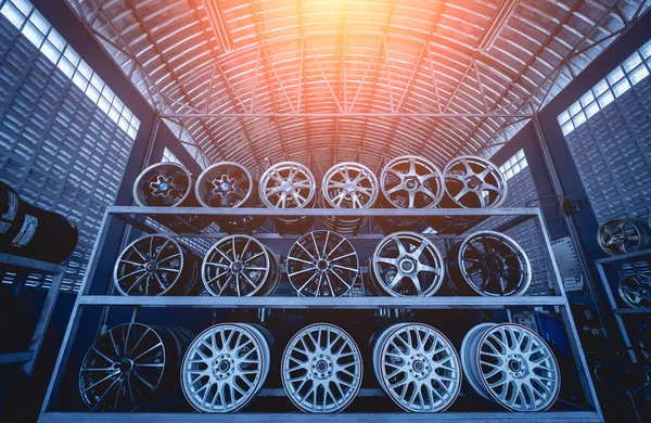 Bir dükkanda sıra sıra metal araba diskleri.