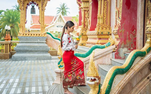 Büyük Budist tapınağındaki güzel Asyalı kız geleneksel kostüm giymiş..