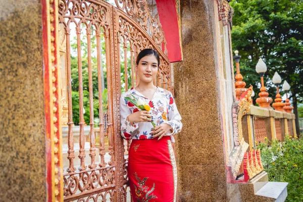 Vakker Asiatisk Jente Buddhistisk Tempel Kledd Tradisjonelt Kostyme – stockfoto