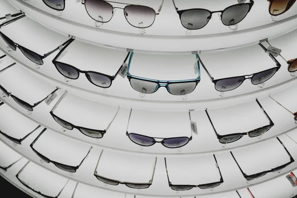 Bir Optik Mağazanın Tezgahında Güneş Gözlüğü Sıraları — Stok fotoğraf