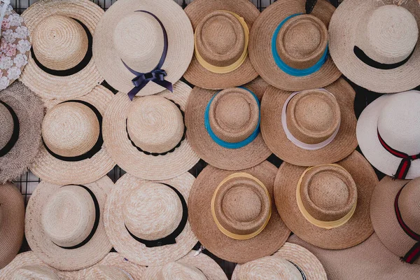 Una Variedad Sombreros Moda Coloridos Están Tienda Aire Libre Apilados — Foto de Stock
