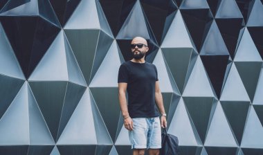 Güzel, karanlık şehir geçmişine sahip bir gencin portresi..