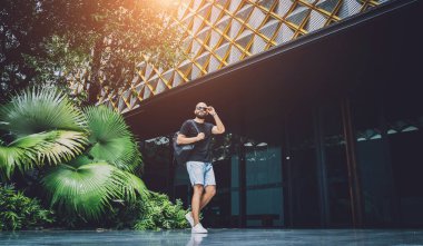 Ormanda yeşil yaprakları olan genç bir adamın portresi..