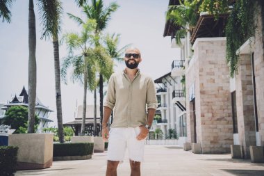 Marinada poz veren bir gencin moda portresi..