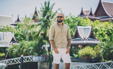 Marinada poz veren bir gencin moda portresi..