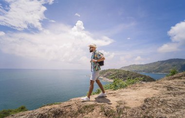 Yaz tatilindeki genç gezgin. Güzel dağları ve arka planda deniz manzaraları var..