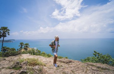 Yaz tatilindeki genç gezgin. Güzel dağları ve arka planda deniz manzaraları var..