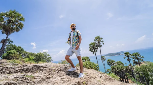 Jovem Viajante Nas Férias Verão Com Belas Montanhas Paisagens Marinhas — Fotografia de Stock