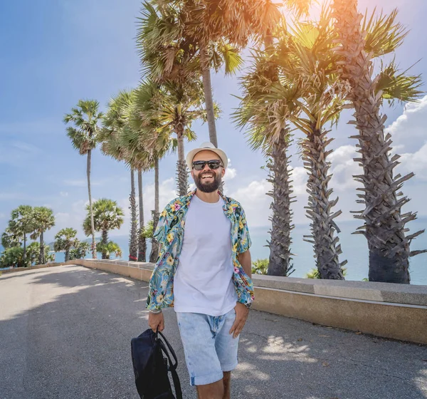 Jovem Viajante Homem Férias Verão Com Belas Palmas Paisagens Marinhas — Fotografia de Stock