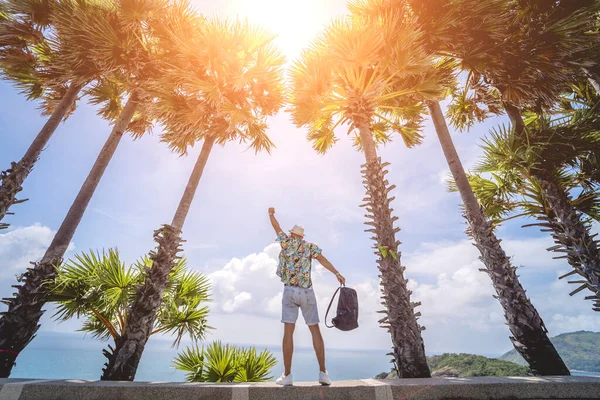 Young Traveler Man Summer Holiday Vacation Beautiful Palms Seascapes Background — ストック写真