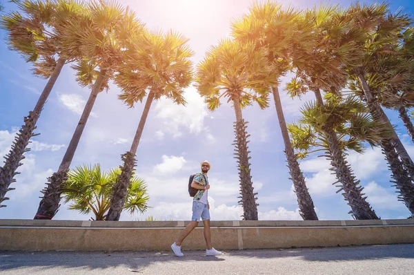 Yaz Tatilinde Arka Planda Güzel Palmiyeler Deniz Manzaraları Olan Genç — Stok fotoğraf