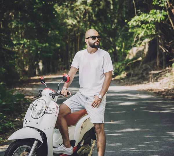 Jovem Elegante Sua Moto Estrada Selva — Fotografia de Stock