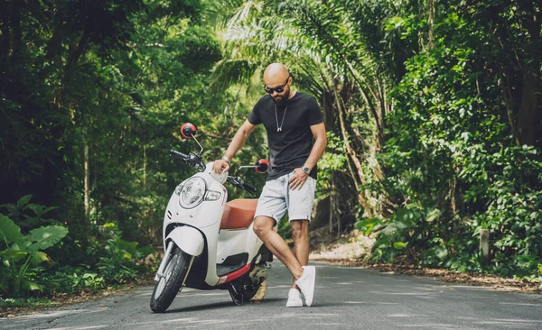 Stylish Young Man His Motorbike Road Jungle — Stock Fotó