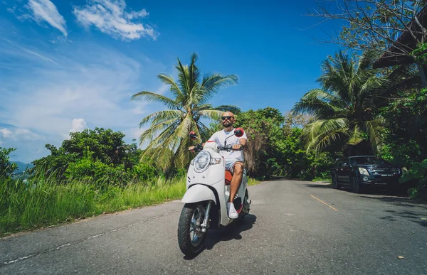 Стильний Молодий Чоловік Їде Мотоциклі Дорозі Біля Моря Пальми — стокове фото