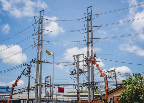 Eletricistas Está Reparando Fios Alta Tensão Poste Energia Elétrica — Fotografia de Stock