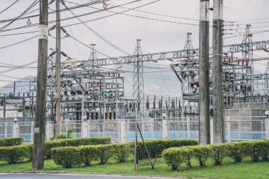 Yüksek voltajlı elektrik santrali akım alt istasyonu.