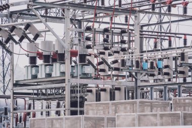 Yüksek voltajlı elektrik santrali akım alt istasyonu.