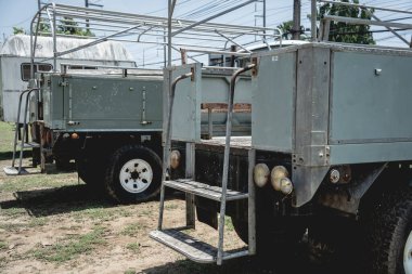 Afrika ormanlarında safari için eski paslı arabalar..