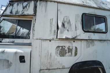 Afrika ormanlarında safari için eski paslı arabalar..