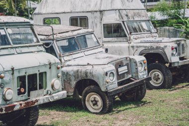 Afrika ormanlarında safari için eski paslı arabalar..
