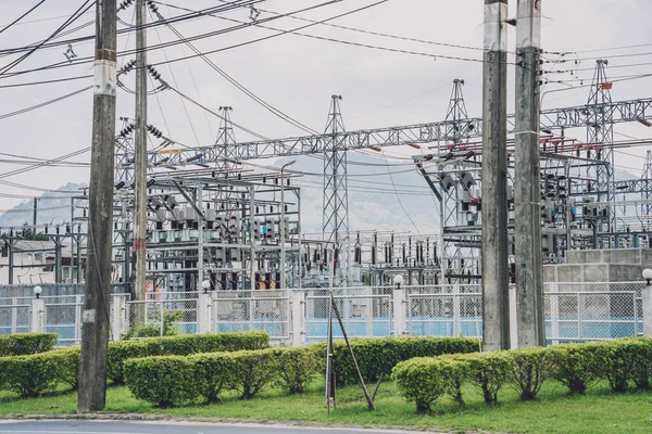 Yüksek voltajlı elektrik santrali akım alt istasyonu.