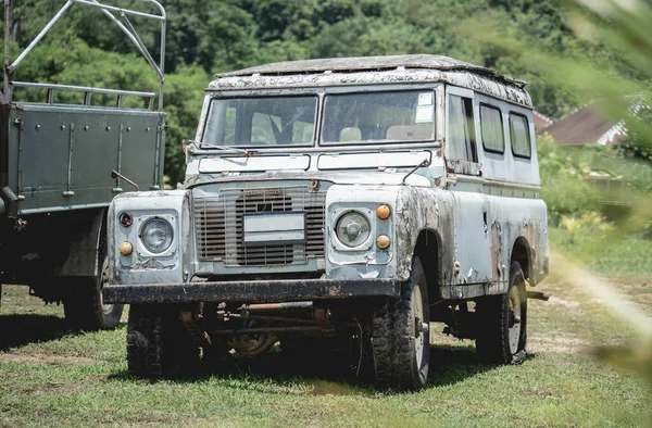 Alte Rostige Autos Für Safari Dschungel Afrikas — Stockfoto