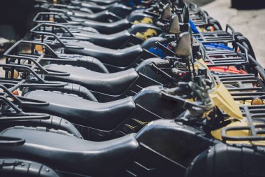 Satır kirli ATVs dörtlü bisiklet görüntüsü.