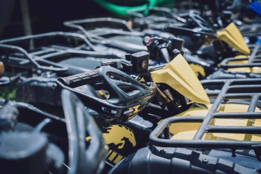 Satır kirli ATVs dörtlü bisiklet görüntüsü.