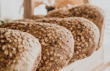 Yulaf ezmeli tahıl unundan taze ev yapımı ekmek..