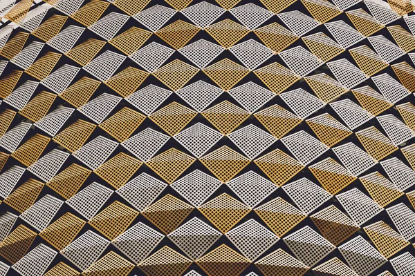 Üçgen ve bina hücreleriyle soyut geometrik arkaplan.