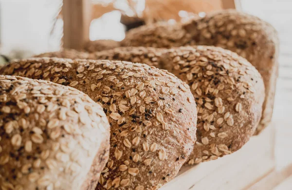 Yulaf ezmeli tahıl unundan taze ev yapımı ekmek..