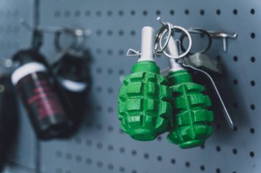 Metal gri duvarda el bombaları.