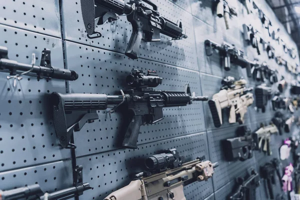 Duvarda tüfek ve tüfek koleksiyonu var..