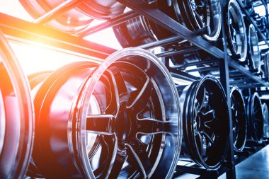 Bir dükkanda sıra sıra metal araba diskleri.